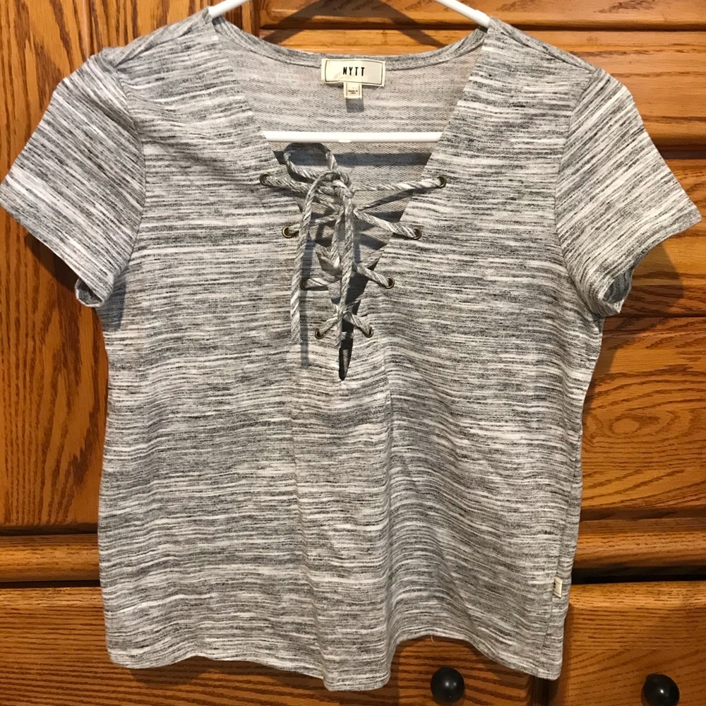 NYTT Tops Lace Up Tee.